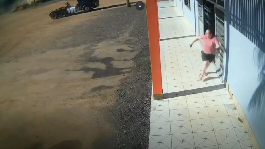 Mujer se salva de peligroso accidente. VIDEO.jpg