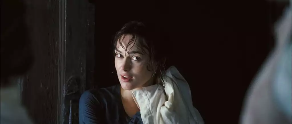 elizabeth bennet en orgullo y prejuicio secando su pelo