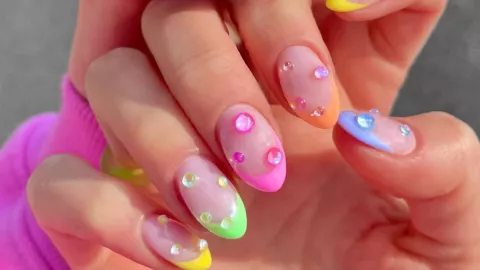 uñas con piedras de colores Semana Santa 2026