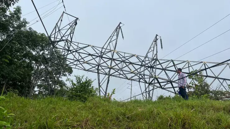 Cae torre de alta tensión