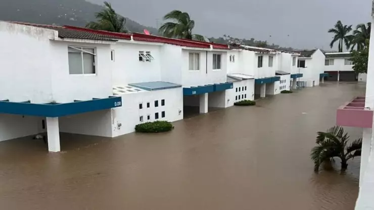 Huracán ‘John’ sumerge Acapulco