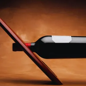 Cómo crear un soporte para botellas de vino con pocos materiales que tienes en casa