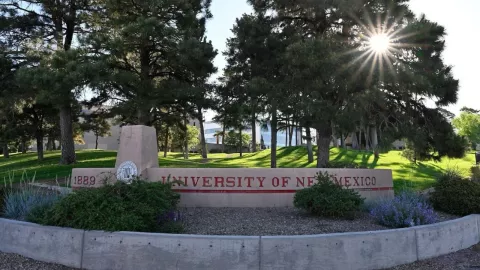 Se confirma un muerto y un herido tras tiroteo escolar HOY dentro de la Universidad de Nuevo México; hay un prófugo