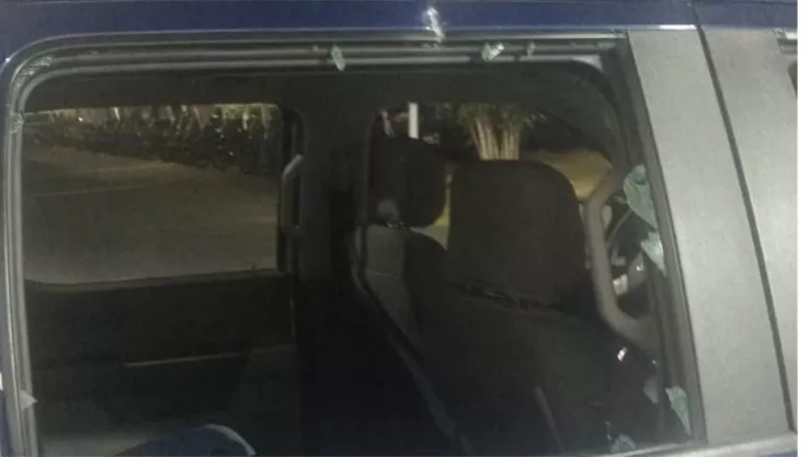 Adolescente quiebra el vidrio de una patrulla que pasaba por su casa en Pirules en Aguascalientes