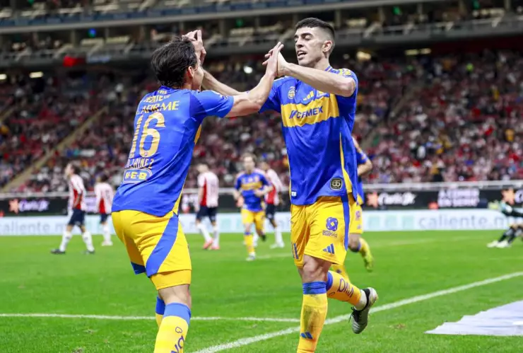 Brunetta y Lainez celebrando un gol en el Estadio Akron durante el partido Chivas vs Tigres del Clausura 2025