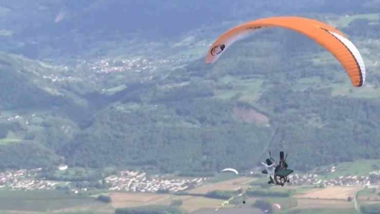 Festival aéreo en los alpes franceses; es la Copa Ícaro.