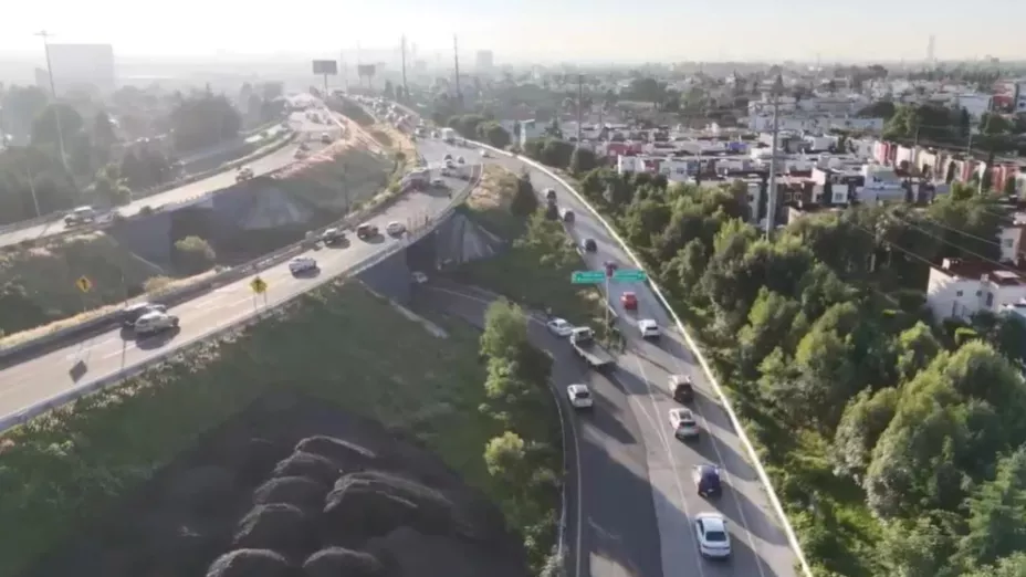 Fuerte choque deja vehículo destrozado y caos en el Periférico Ecológico de Puebla hoy: Tramo afectado