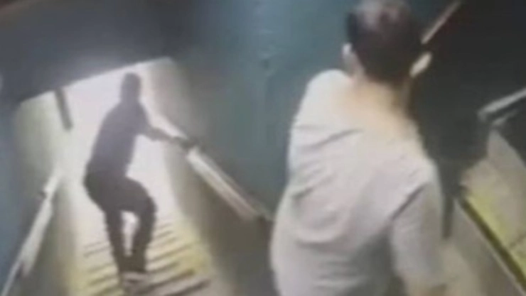 Muere hombre al caer de escaleras mientras salía de un bar en Monterrey, NL. En la imagen se observa cómo el cliente es apoyado por un trabajador para que salga con precaución; sin embargo, tras dejarlo en el camino, el hombre tropieza, cae y sufre lesiones que minutos más tarde acaban con su vida.