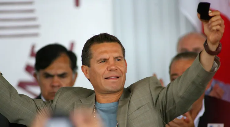 Julio César Chávez muestra el anillo que recibió en el 2011 en el ‘International Boxing Hall of Fame Inductions’ como parte de un reconocimiento internacional del boxeo para pertenecer al ‘Hall of Fame’.