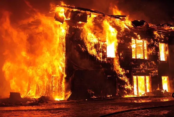 Autoridades atienden fuerte incendio registrado en una vivienda de Veracruz