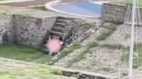 Graban a pareja teniendo intimidad en un recinto prehispánico