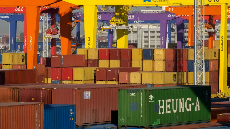Contenedores de mercancías en un puerto en Tianjin, China.