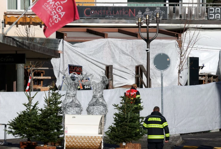 El personal de emergencia trabaja afuera del bar " Le Constellation ", después de una explosión e incendio durante una fiesta de Nochevieja donde varias personas murieron y otras resultaron heridas, según la policía suiza, en la lujosa estación de esquí de Crans-Montana, en el suroeste de Suiza, el 1 de enero de 2026