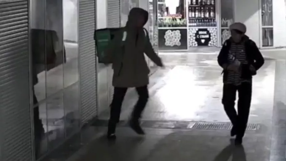 Video muestra a repartidor pateando a mujer mayor en Rusia