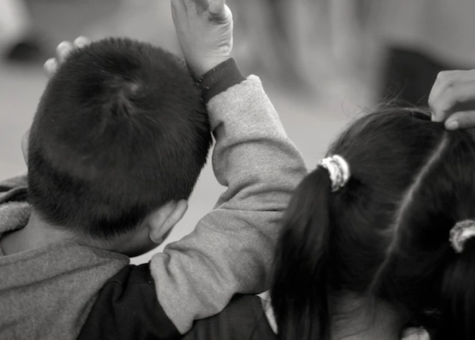 Los niños hispanos de padres inmigrantes presentan los peores indicadores de pobreza y promedio de sueldo por vivienda cuando son comparados con otros grupos con padres inmigrantes