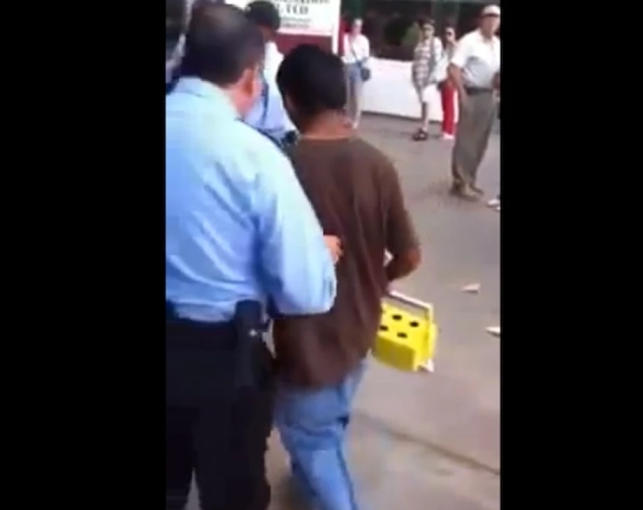 En las imágenes varios testigos reclaman a los elementos de seguridad su proceder