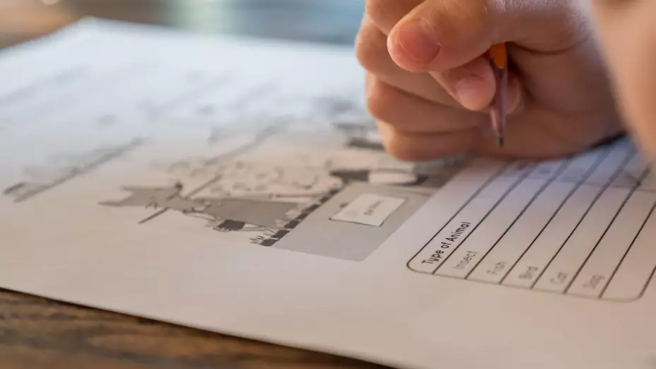 Alumno resolviendo un examen con lápiza