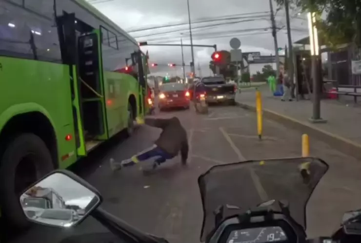 Lanzan a presunto asaltante desde autobús en Iztapalapa; usuarios lo reportan en redes|VIDEO