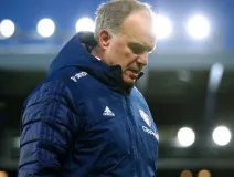 Marcelo Bielsa dirigiendo al Leeds United en la Premier League