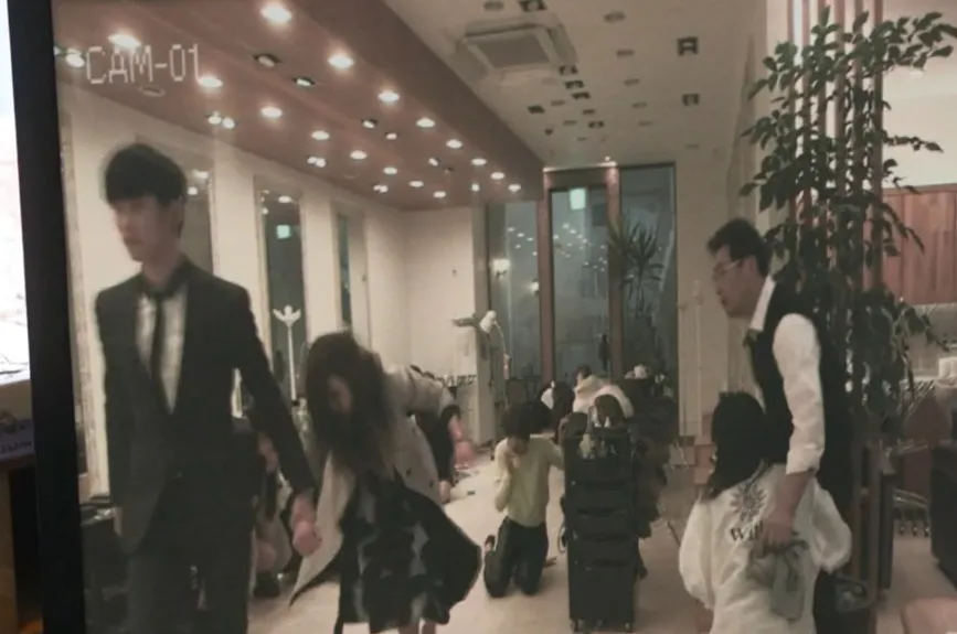 Los detectives siguen investigando el incidente de Yoo-ra y dan con el video de la vez que Min-joon defendió a Song Yi en el salón de belleza.
