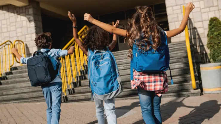 Niños felices de regresar a clases