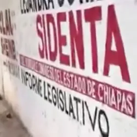 Vecinos de Tuxtla, Chiapas, borran bardas de Morena.