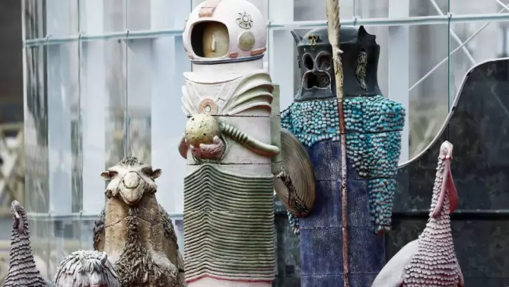 El pesebre futurista de cerámica, que incluye un astronauta y un personaje que recuerda a Darth Vader de Star Wars, ha recibido fuertes críticas.