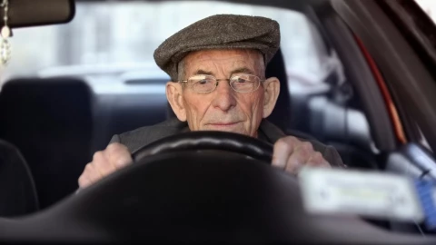 Esta es la edad máxima en la que te aprueban tu crédito automotriz para tu coche de agencia