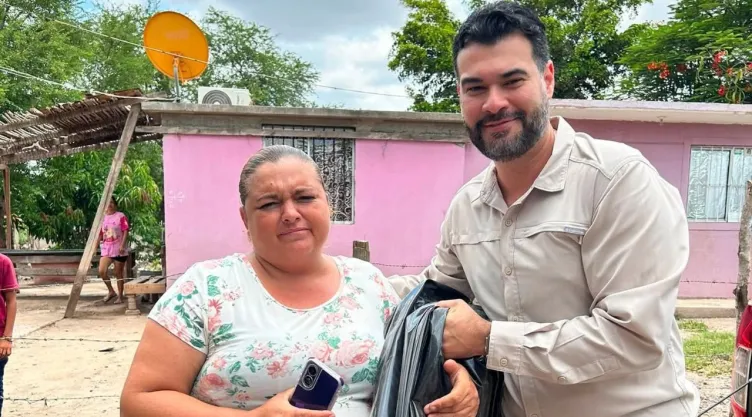 César Guerrero, diputado de Morena, presume “granito de arena” entregando plástico negro.