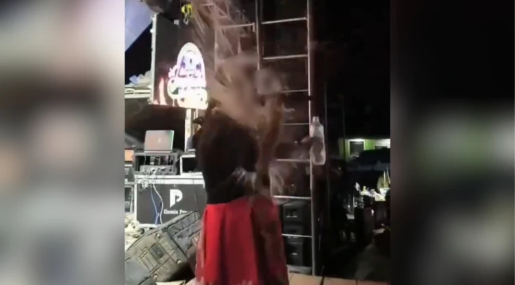 TERRIBLE Así fue el BRUTAL golpe en el rostro que recibió querida cantante con una botella de vidrio
