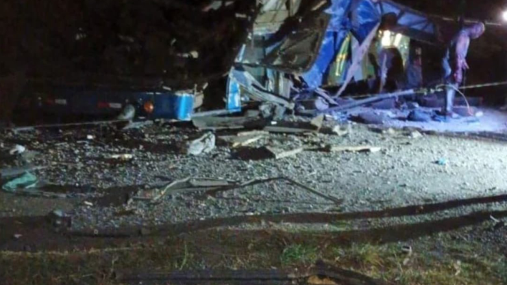 Autobús cae a precipicio