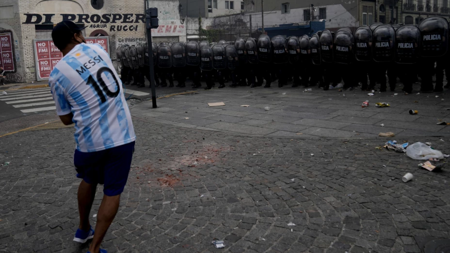 Manifestante argentino lanza piedras contra el Congreso.