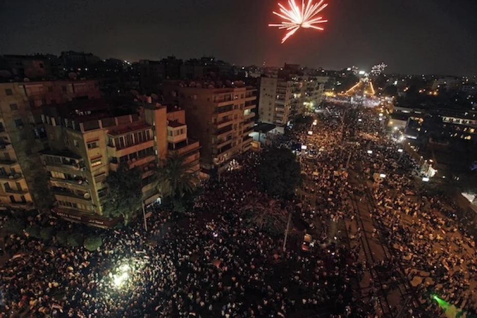 Fuegos artificiales estallan en el cielo momentos después de que el jefe del Ejército egipcio dijo que el presidente sería reemplazado por el presidente de la Corte Constitucional