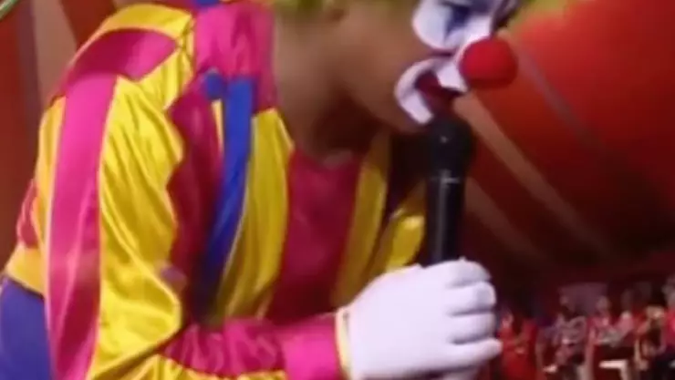 Payaso queda sin cabeza tras truco de magia.