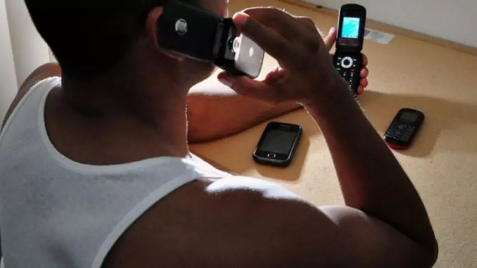 hombre extorsionando