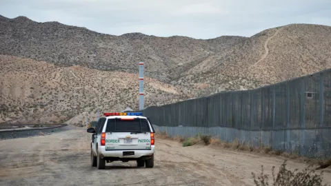 otra niña migrante casi muere en custodia de la cbp