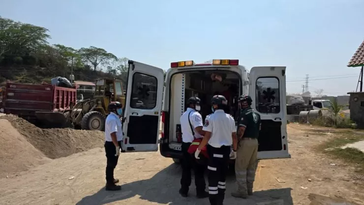 ¡Fuerte impacto! Camión de pasajeros impacta contra remolque en carretera de Villahermosa