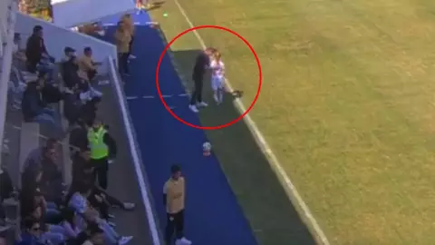 VIDEO Director Técnico de Pumas Femenil empuja a jugadora en partido