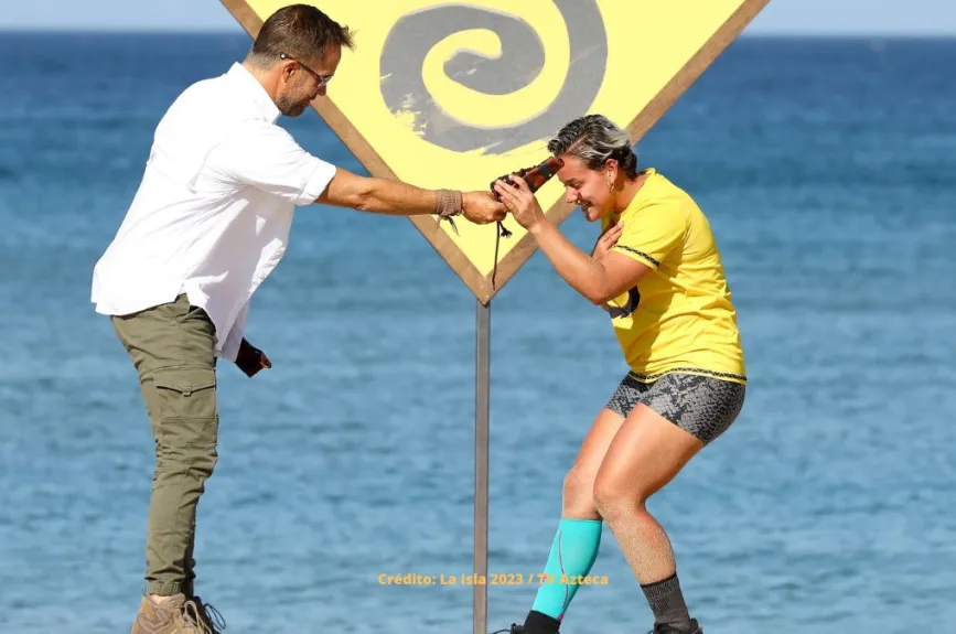 Lukini le hace entrega de tan valioso brazalete, que le da el pase a la final.