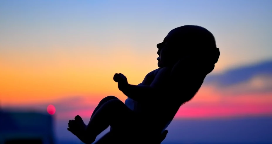 Bebé cae de tercer piso