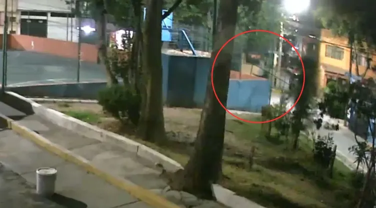 VIDEO: Ejecutan a un hombre en una cancha de futbol de la Álvaro Obregón, CDMX