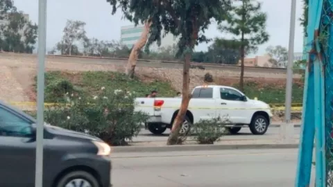 Asesinan a un hombre a bordo de su auto en Zona Río; tenía disparos