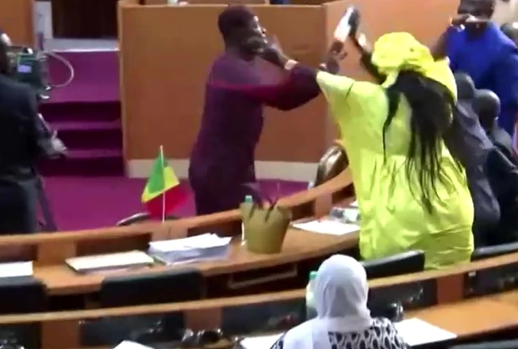 Pelea en el parlamento de Senegal