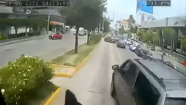 Conductor se mete a carril