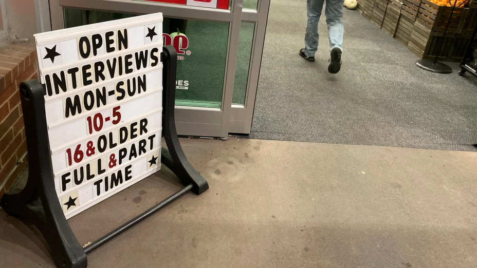 Cartel anunciando empleos en una tienda de Dakota del Sur, EU.