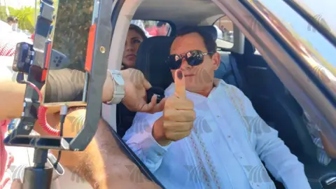 Huacho Díaz Mena emite su voto en las Elecciones 2024 en Yucatán