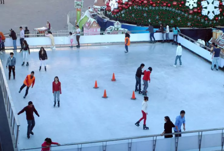 Inauguran pista de hielo en el Monumento a la Revolución