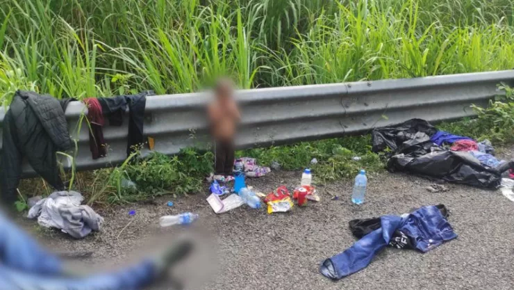 Un bebé migrante de aproximadamente dos años de edad que viajaban en un tractocamión en la en Veracruz fue abandonado.