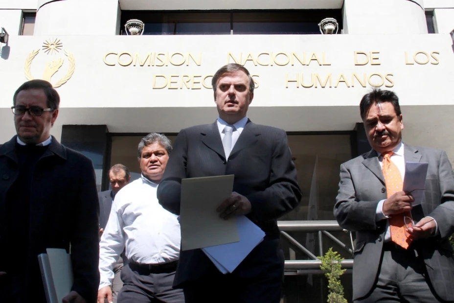 Marcelo Ebrard, ex jefe de Gobierno del Distrito Federal, presentó una queja ante la Comisión Nacional de Derechos Humanos (CNDH) pues consideró que la Cámara de Diputados no le dio derecho de audiencia en las reuniones sobre la Línes 12.