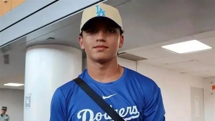 Ezequiel Rivera firma a sus 14 años con los Dodgers de Los Angeles.jpg